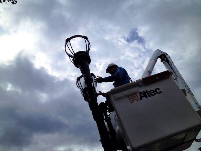 Casey Hall, a member of the Jasper Electrical Distribution Department, replaced lamps in the lampposts around Courthouse Square on Tuesday.